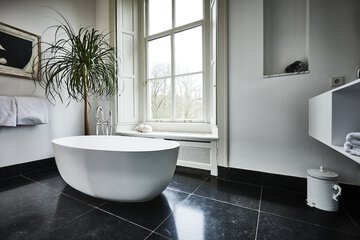 Deep soaking bathtub