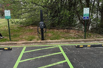 Electric vehicle charging station