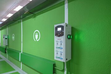 Electric vehicle charging station