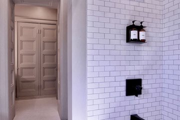 Deep soaking bathtub