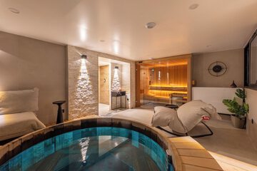 Indoor spa tub