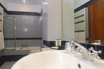 Deep soaking bathtub