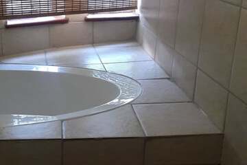Deep soaking bathtub