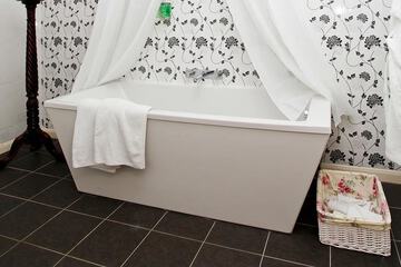 Deep soaking bathtub