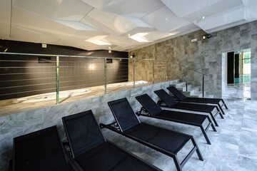 Indoor spa tub