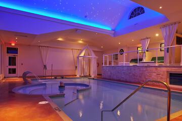 Indoor spa tub