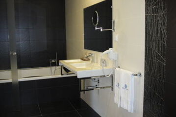 Deep Soaking Bathtub