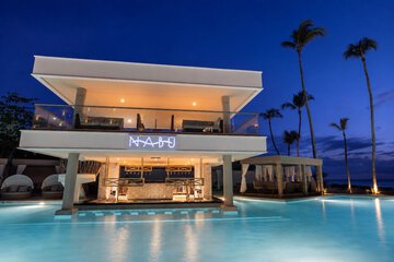 Swim-up bar