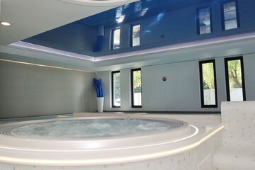 Indoor spa tub