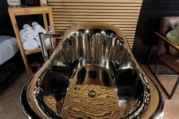 Deep soaking bathtub