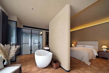 Deep soaking bathtub