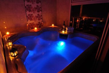 Indoor spa tub