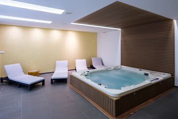 Indoor spa tub