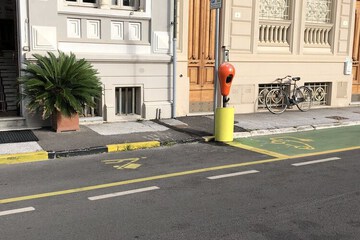 Electric vehicle charging station