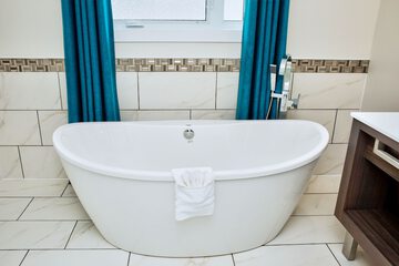 Deep soaking bathtub