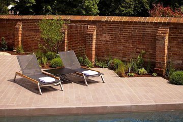Indoor/outdoor pool