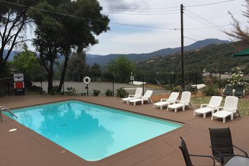 Mountain Trail Lodge & Vacation Rentals