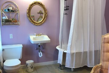 Deep soaking bathtub