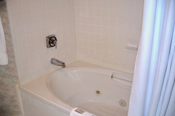 Jetted tub