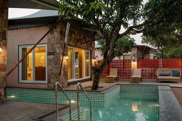Indoor/outdoor pool