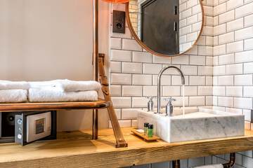 Bathroom sink