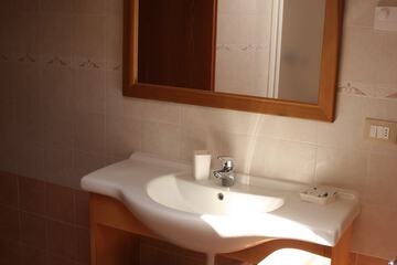 Bathroom sink