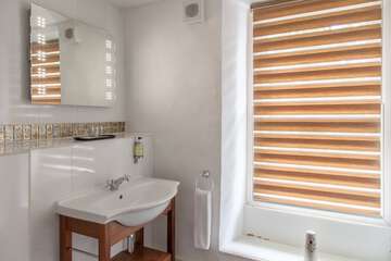 Bathroom sink
