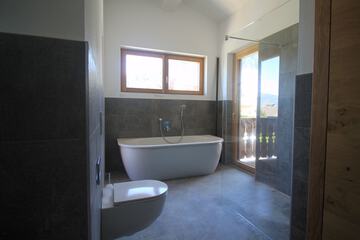 Deep soaking bathtub