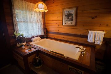 Deep soaking bathtub