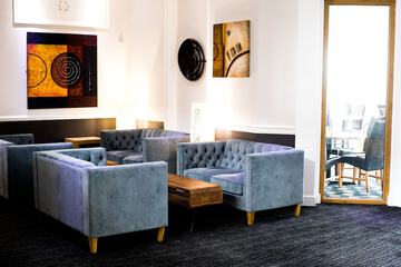 Lobby lounge