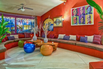 Lobby lounge