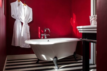 Deep soaking bathtub