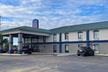Super 8 by Wyndham Canton