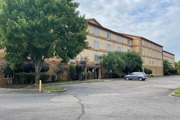 Quality Suites I 240 East Airport