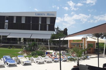 Poolside bar