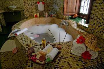 Deep soaking bathtub