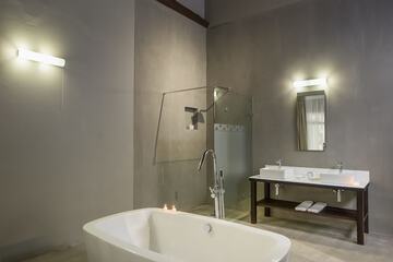 Deep soaking bathtub