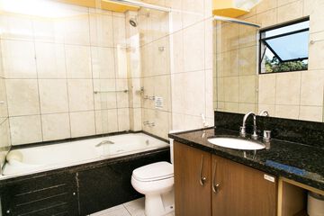 Deep soaking bathtub