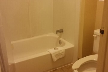 Deep soaking bathtub