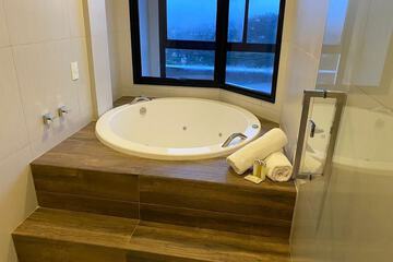 Private spa tub