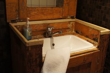 Bathroom sink
