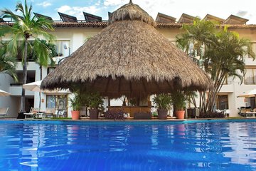 Swim-up bar