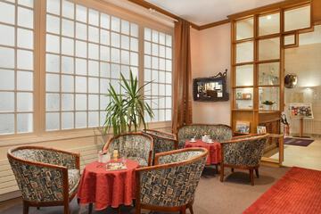Lobby lounge