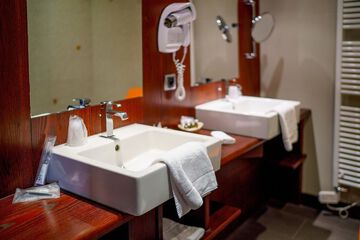 Bathroom sink