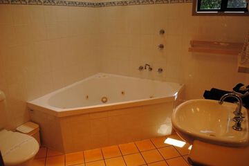 Deep Soaking Bathtub