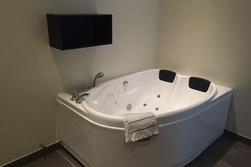 Jetted tub