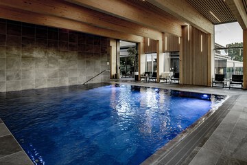Indoor spa tub