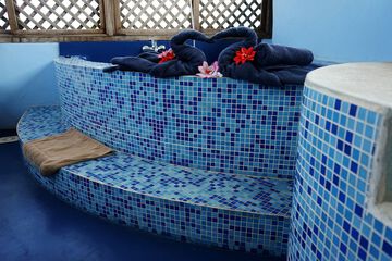Deep soaking bathtub