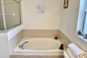 Deep soaking bathtub