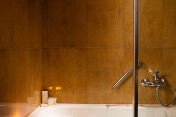 Deep soaking bathtub